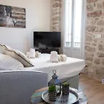 Bright 1br In The Heart Of Old Place Nationale